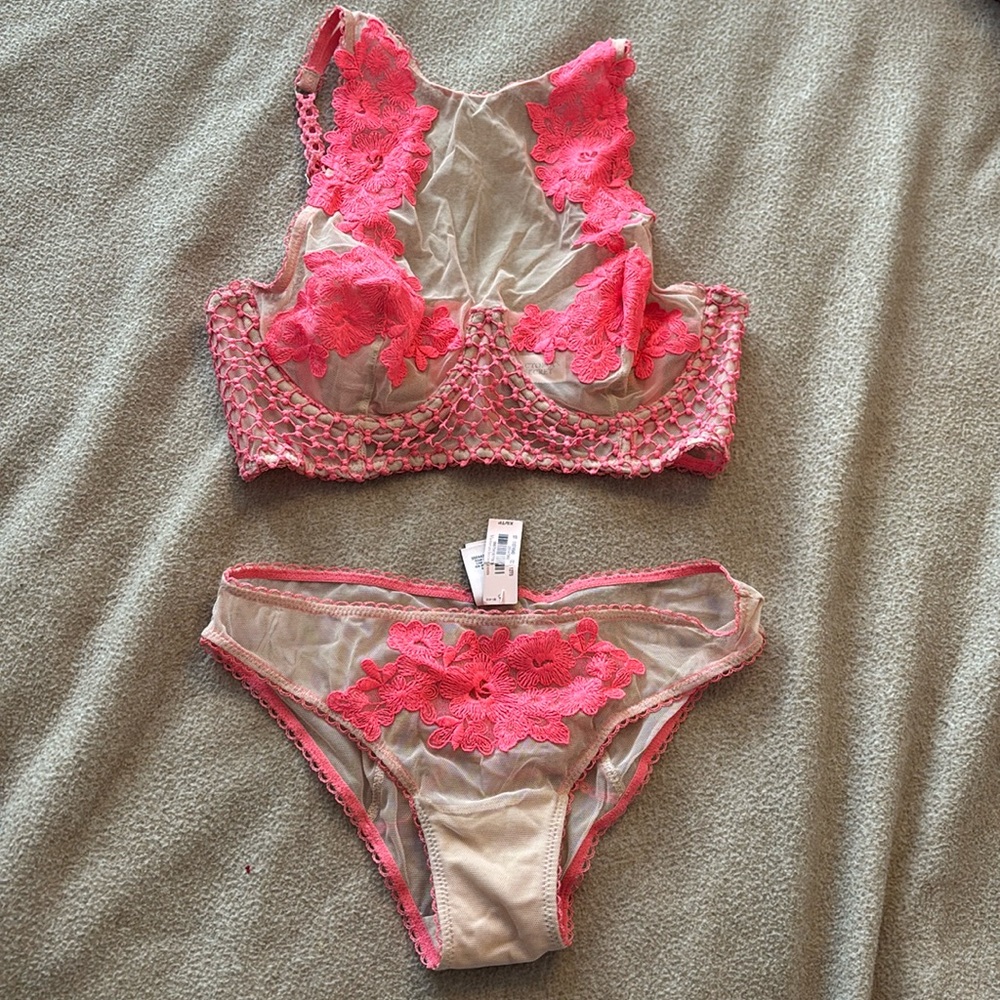 Victoria’s Secret Dream Angels set! Panties still
Have new tags on them!
